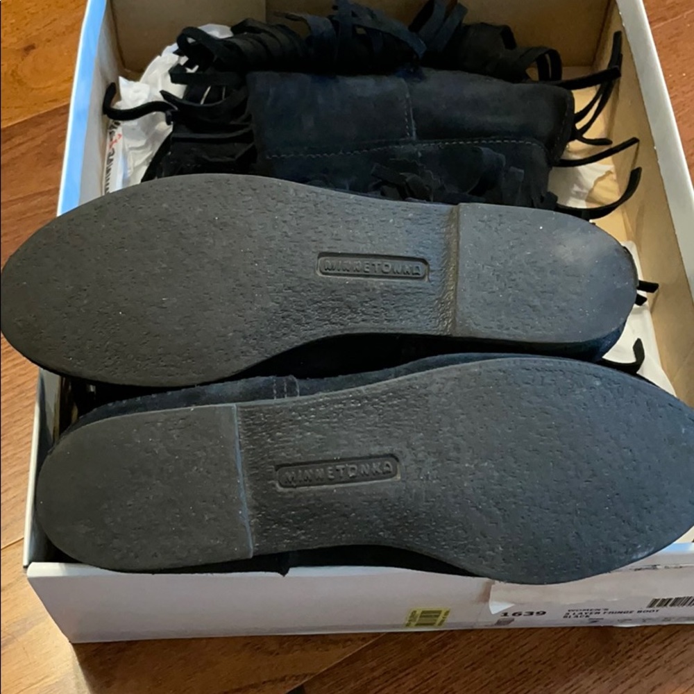 Minnetonka Fringe Boots size 7 - Picture 6 of 7